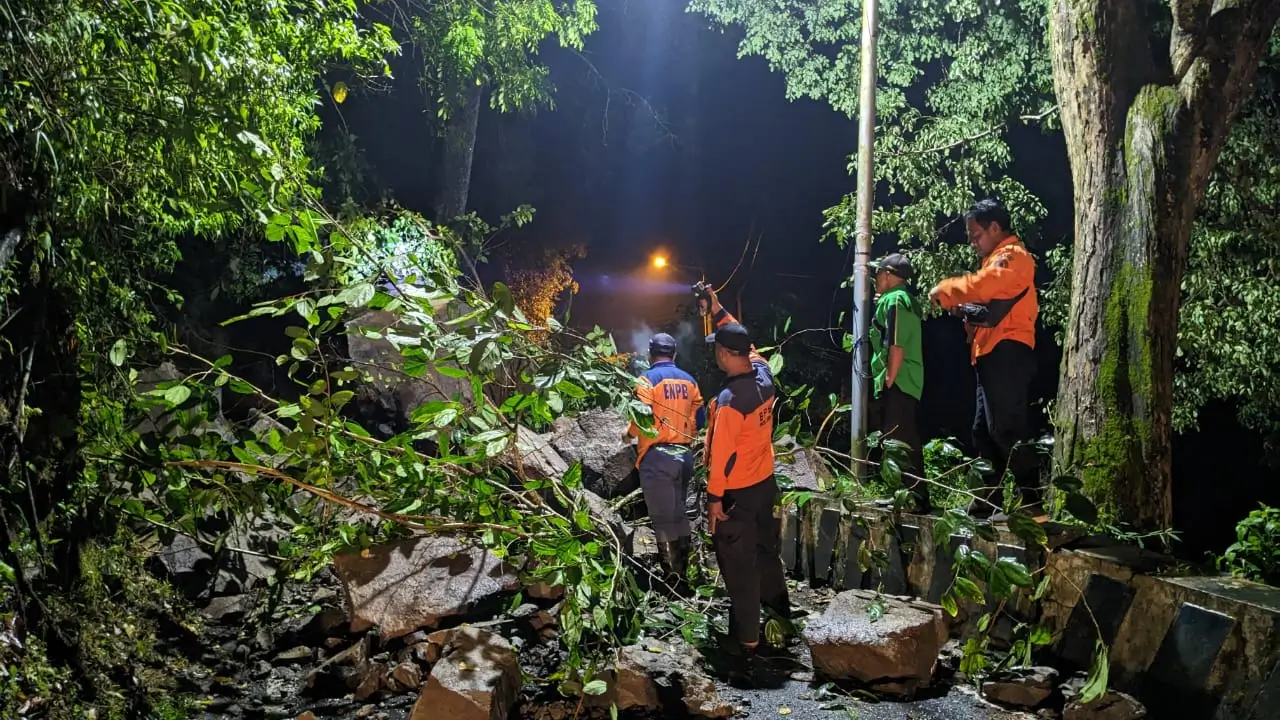 Longsor Tebing Batu di Ponorogo, Dua Pengendara Motor Selamat
